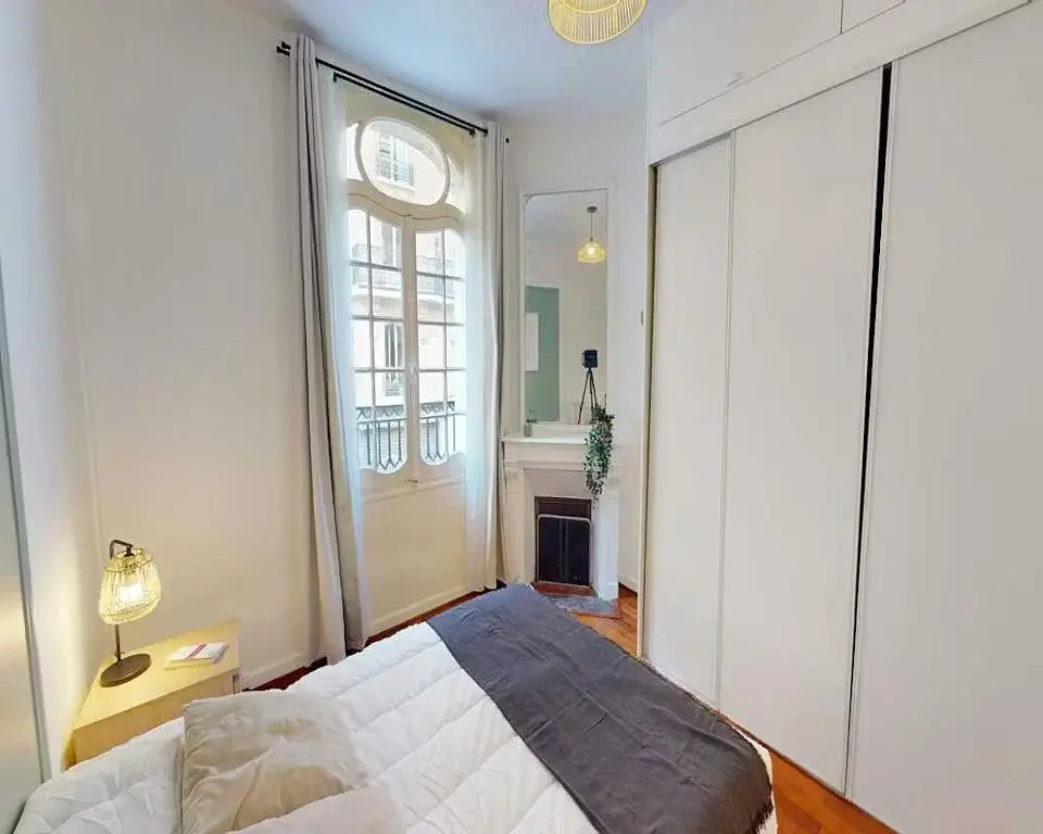 Хол; дървен под, естествена светлина, модерен стил, високи тавани