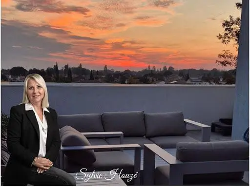 Σαλόνι; ξύλινο πάτωμα, φυσικό φως, μοντέρνο στυλ, ψηλά ταβάνια