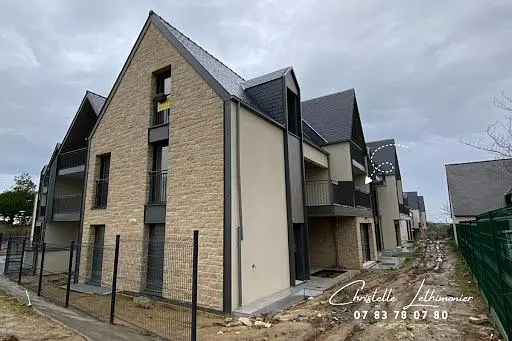 Living room; wood floor, natural light, modern style, high ceiling