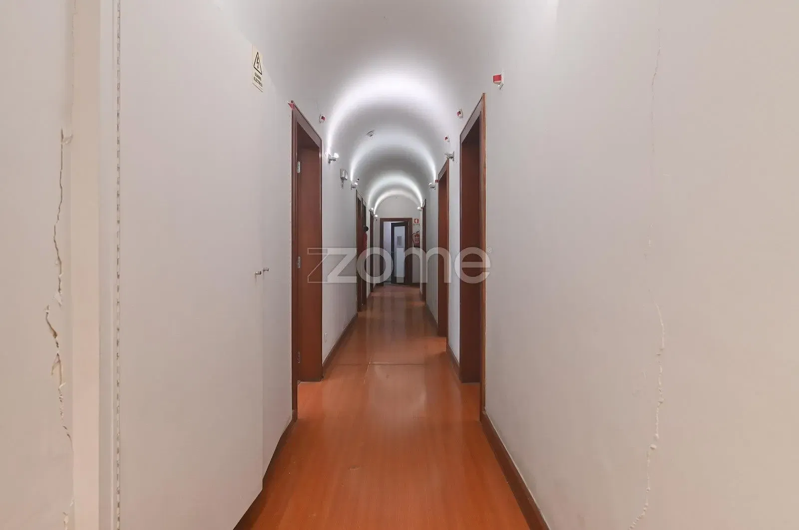 Soggiorno; pavimento in legno, luce naturale, stile moderno, soffitti alti