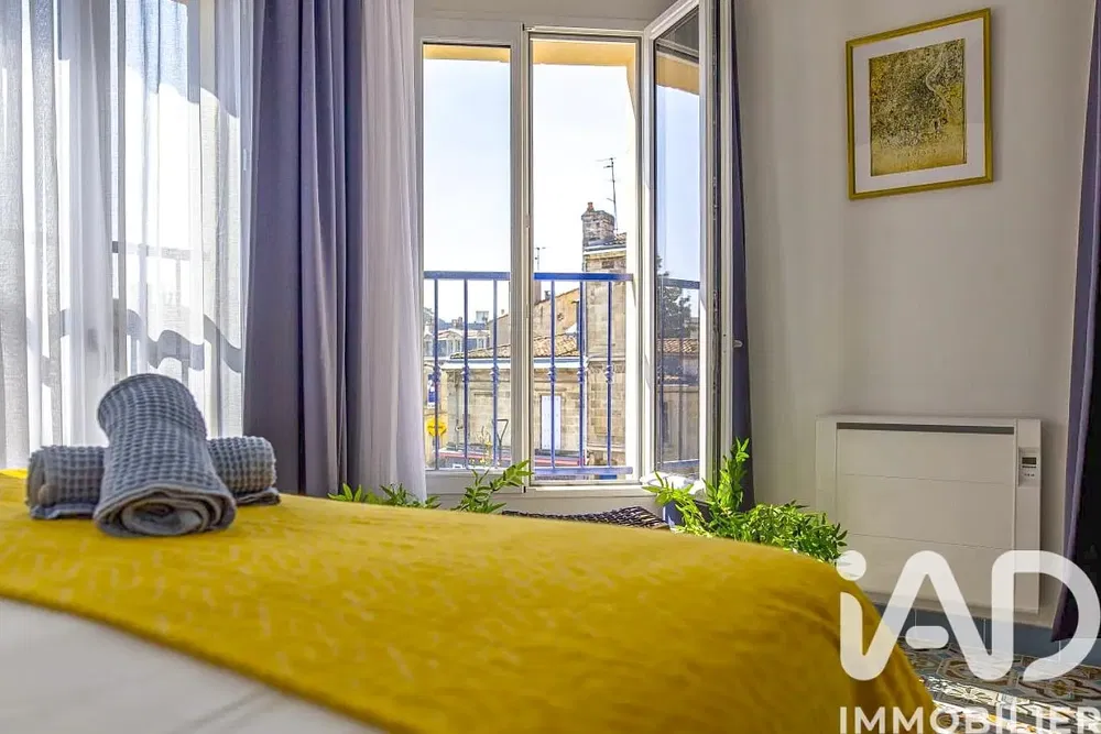 Wohnzimmer; holzboden, tageslicht, moderner stil, hohe decken