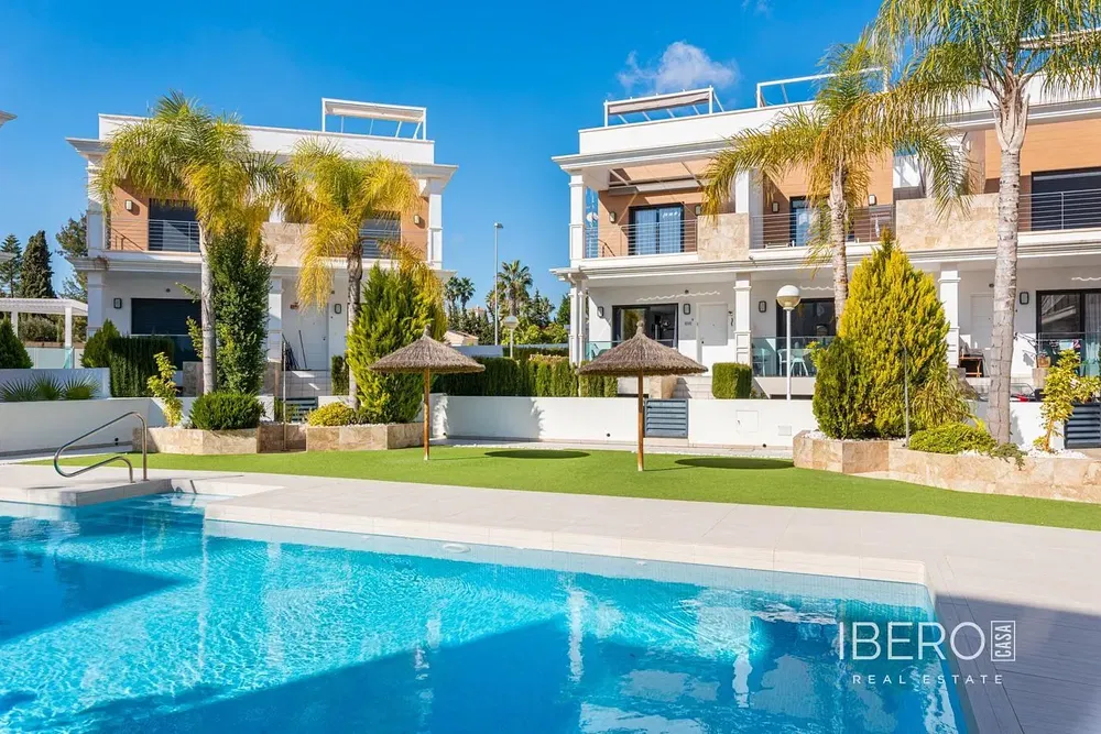 Salon; podłoga drewniana, światło dzienne, styl nowoczesny, wysokie sufity