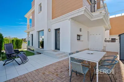 Salon; podłoga drewniana, światło dzienne, styl nowoczesny, wysokie sufity