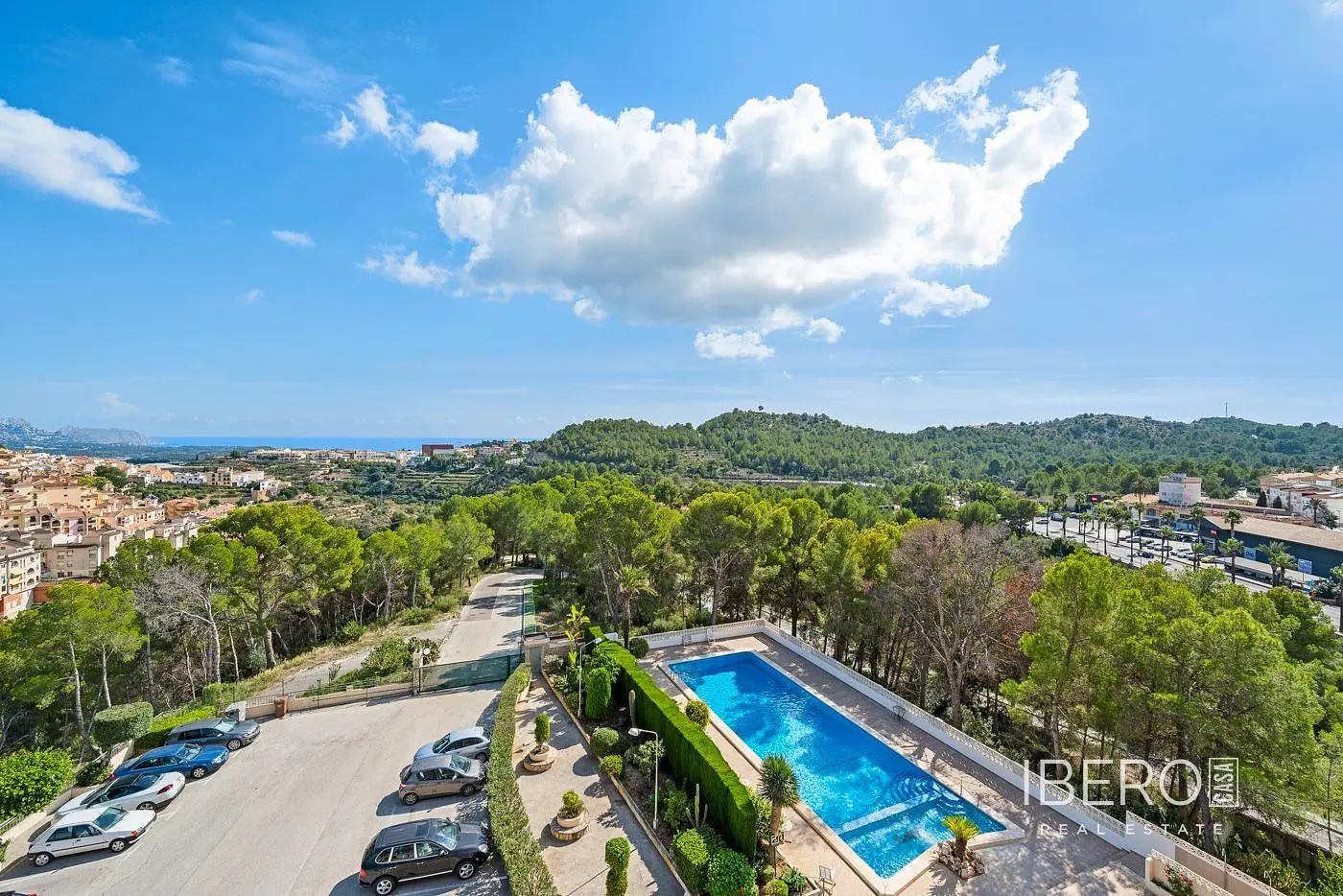 Living room; wood floor, natural light, modern style, high ceiling