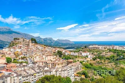 Living room; wood floor, natural light, modern style, high ceiling