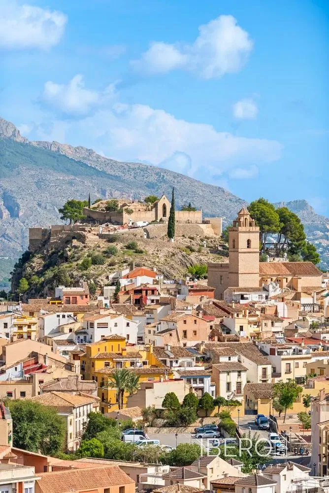 Living room; wood floor, natural light, modern style, high ceiling