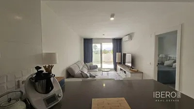 Woonkamer; houten vloer, natuurlijk licht, moderne stijl, hoge plafonds