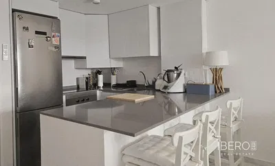 Woonkamer; houten vloer, natuurlijk licht, moderne stijl, hoge plafonds