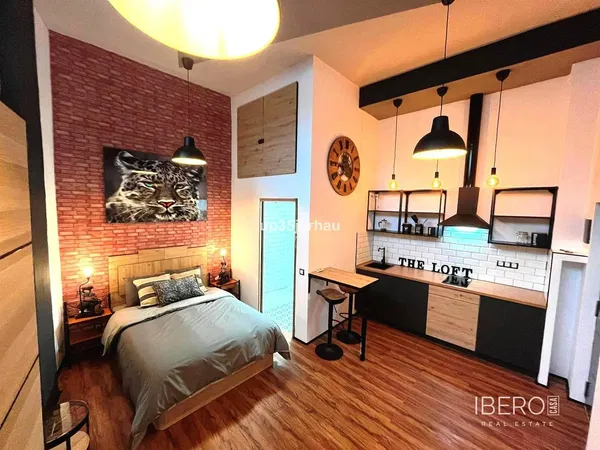 Woonkamer; houten vloer, natuurlijk licht, moderne stijl, hoge plafonds