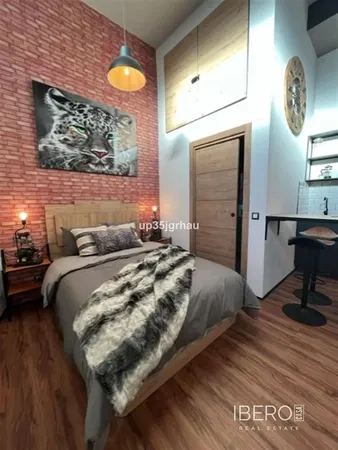 Woonkamer; houten vloer, natuurlijk licht, moderne stijl, hoge plafonds