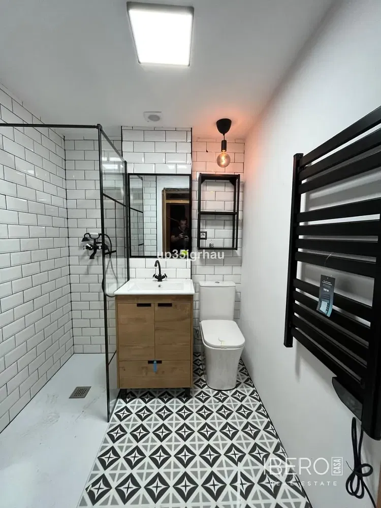 Woonkamer; houten vloer, natuurlijk licht, moderne stijl, hoge plafonds