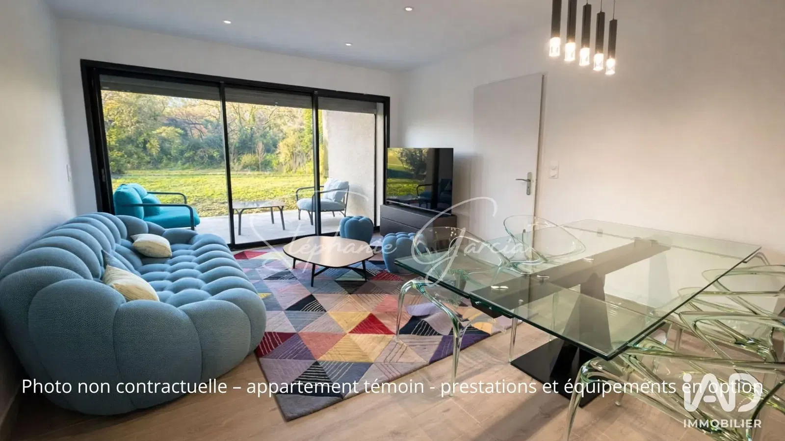 Living room; wood floor, natural light, modern style, high ceiling