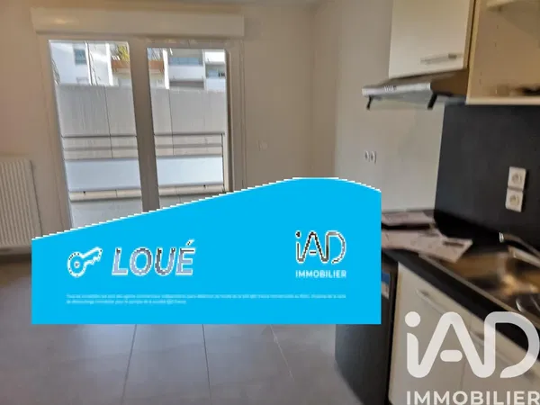 Soggiorno; pavimento in legno, luce naturale, stile moderno, soffitti alti