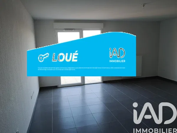 Soggiorno; pavimento in legno, luce naturale, stile moderno, soffitti alti