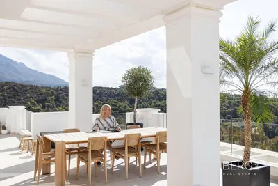 Woonkamer; houten vloer, natuurlijk licht, moderne stijl, hoge plafonds