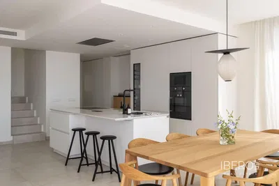 Woonkamer; houten vloer, natuurlijk licht, moderne stijl, hoge plafonds