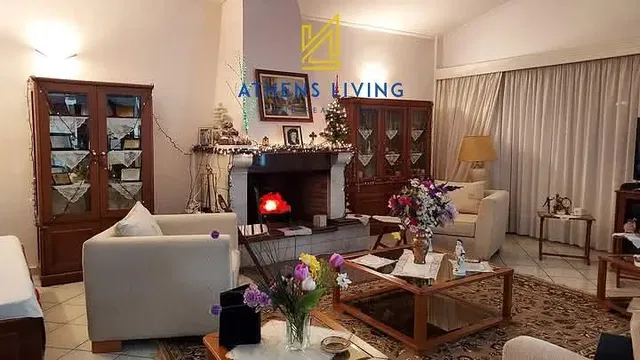 Woonkamer; houten vloer, natuurlijk licht, moderne stijl, hoge plafonds