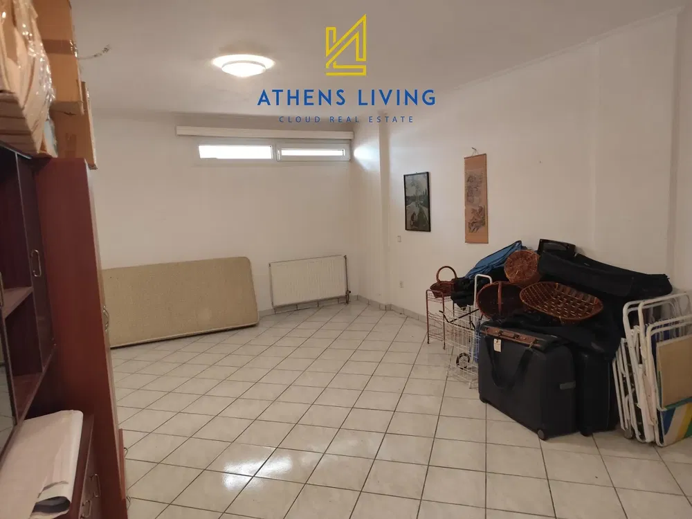 Salon; parquet, lumière naturelle, style moderne, hauteur sous plafond