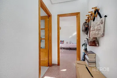 Woonkamer; houten vloer, natuurlijk licht, moderne stijl, hoge plafonds