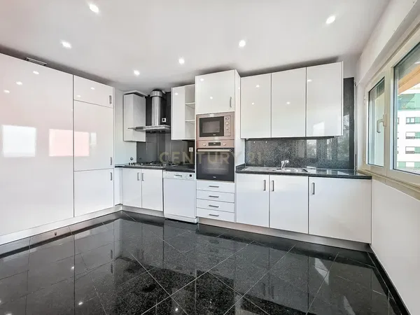 Soggiorno; pavimento in legno, luce naturale, stile moderno, soffitti alti