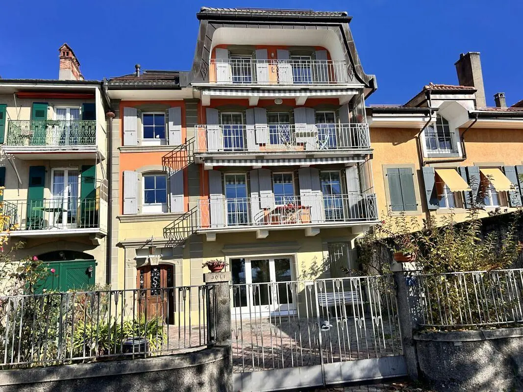 Σαλόνι; ξύλινο πάτωμα, φυσικό φως, μοντέρνο στυλ, ψηλά ταβάνια