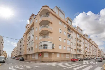 Oturma odası; ahşap zemin, doğal ışık, modern stil, yüksek tavan