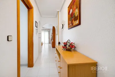 Oturma odası; ahşap zemin, doğal ışık, modern stil, yüksek tavan