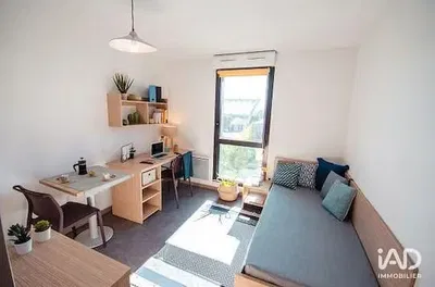 Living room; wood floor, natural light, modern style, high ceiling