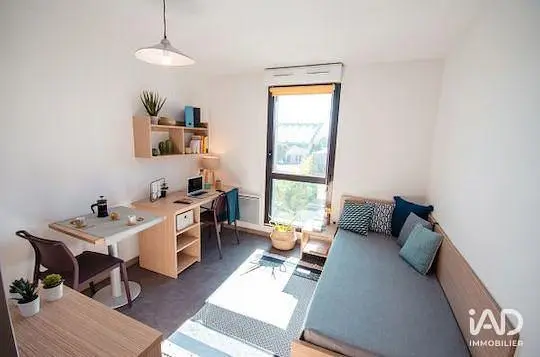 Wohnzimmer; holzboden, tageslicht, moderner stil, hohe decken