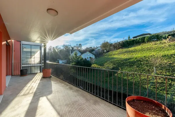 Σαλόνι; ξύλινο πάτωμα, φυσικό φως, μοντέρνο στυλ, ψηλά ταβάνια