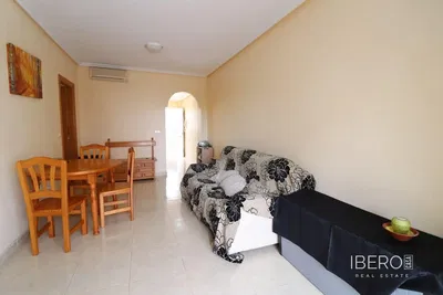 Salon; parquet, lumière naturelle, style moderne, hauteur sous plafond