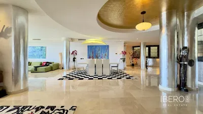 Salon; podłoga drewniana, światło dzienne, styl nowoczesny, wysokie sufity