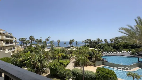 Living room; wood floor, natural light, modern style, high ceiling