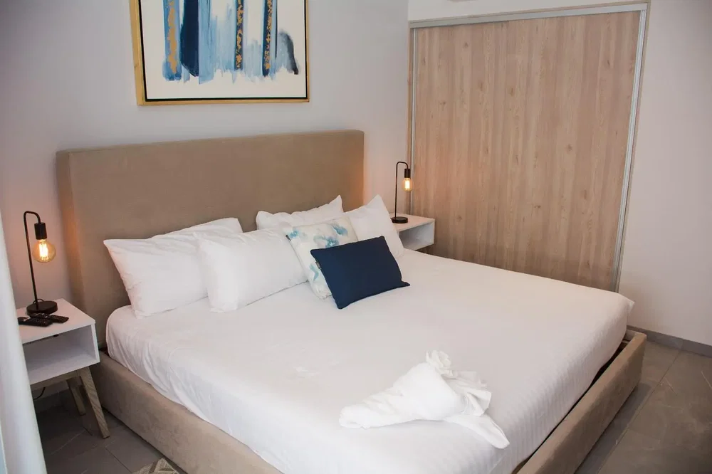 Salon; parquet, lumière naturelle, style moderne, hauteur sous plafond