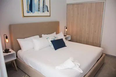Salon; parquet, lumière naturelle, style moderne, hauteur sous plafond