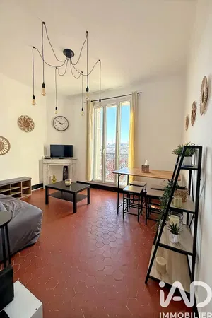 Salon; parquet, lumière naturelle, style moderne, hauteur sous plafond