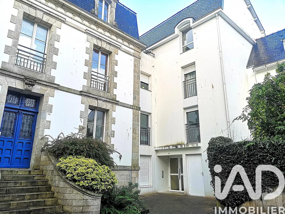 Salon; parquet, lumière naturelle, style moderne, hauteur sous plafond