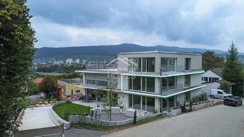 Σαλόνι; ξύλινο πάτωμα, φυσικό φως, μοντέρνο στυλ, ψηλά ταβάνια