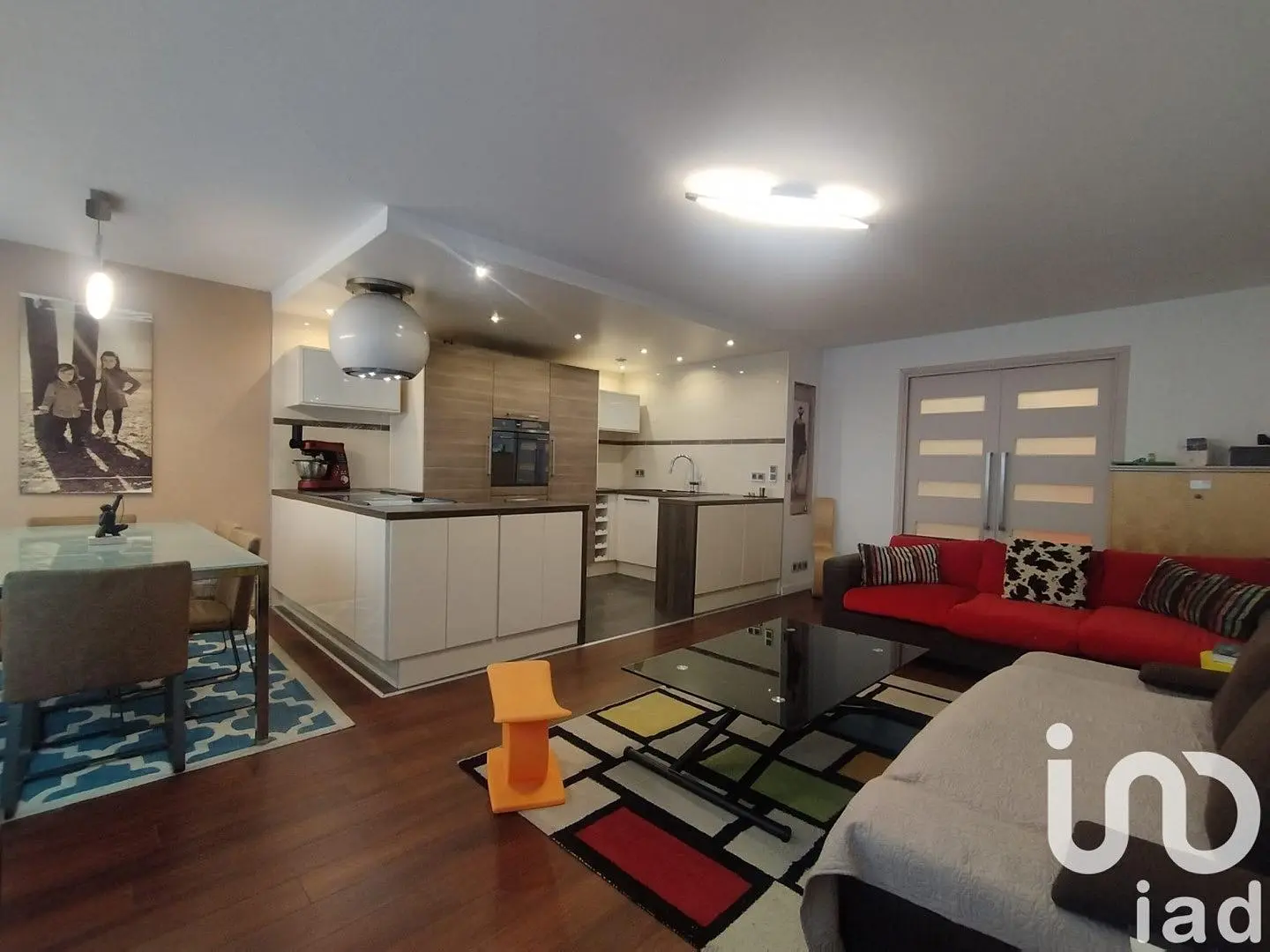 Soggiorno; pavimento in legno, luce naturale, stile moderno, soffitti alti