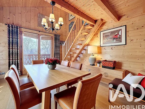 Soggiorno; pavimento in legno, luce naturale, stile moderno, soffitti alti