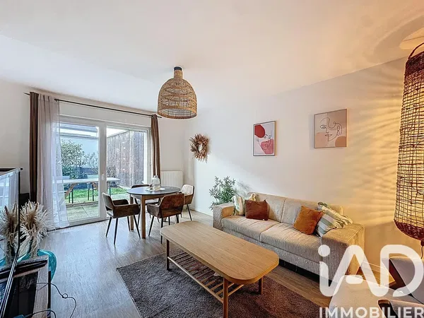 Wohnzimmer; holzboden, tageslicht, moderner stil, hohe decken