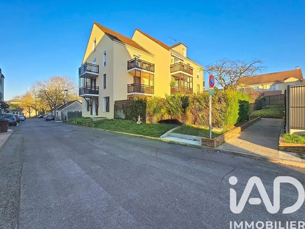 Дневна соба; дрвени под, природно светло, модерни стил, високи плафони