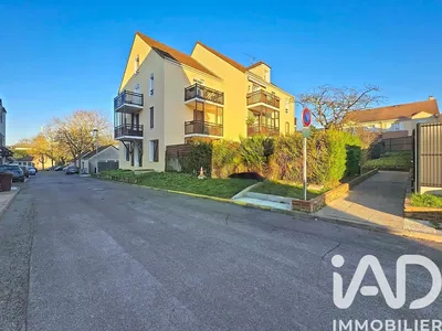 Дневна соба; дрвени под, природно светло, модерни стил, високи плафони