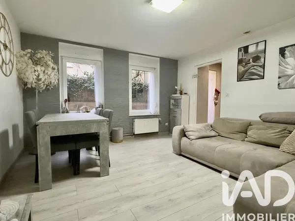 Soggiorno; pavimento in legno, luce naturale, stile moderno, soffitti alti