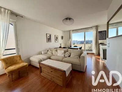 Κουζίνα; συσκευές κουζίνας, ξύλινο πάτωμα, φυσικό φως, μοντέρνο στυλ