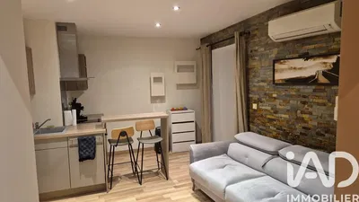 Salón; suelo de madera, luz natural, estilo moderno, techos altos