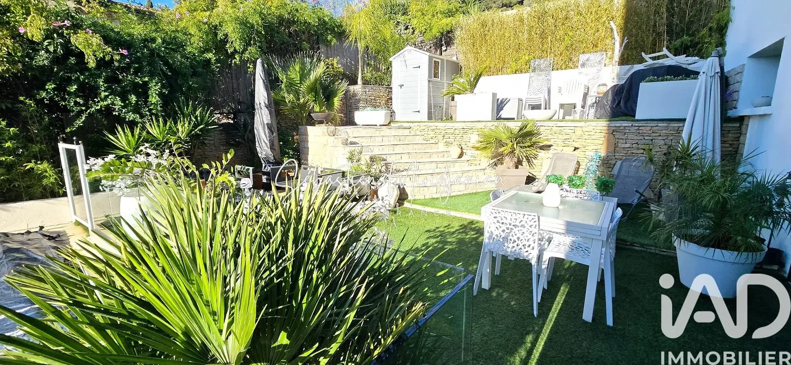 Дневна соба; дрвени под, природно светло, модерни стил, високи плафони