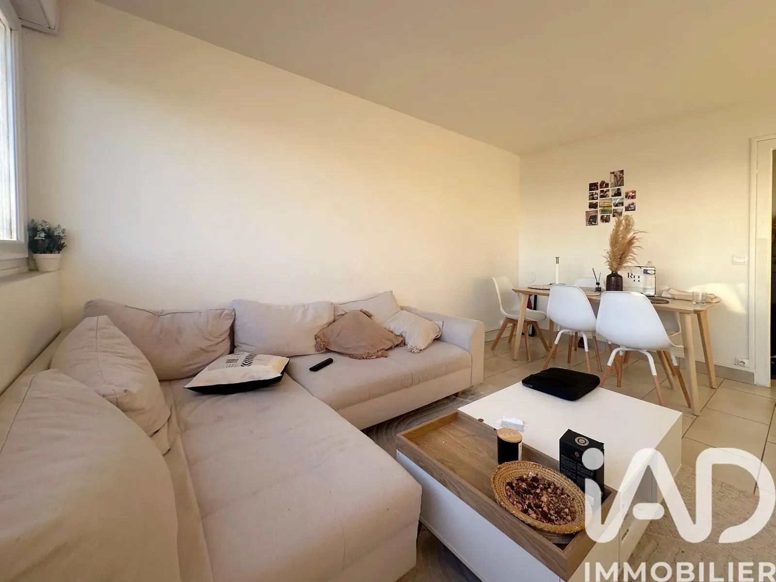 Дневна соба; дрвени под, природно светло, модерни стил, високи плафони