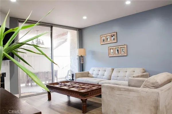 Salón; suelo de madera, luz natural, estilo moderno, techos altos