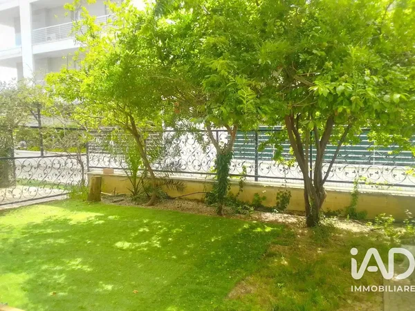 Σαλόνι; ξύλινο πάτωμα, φυσικό φως, μοντέρνο στυλ, ψηλά ταβάνια